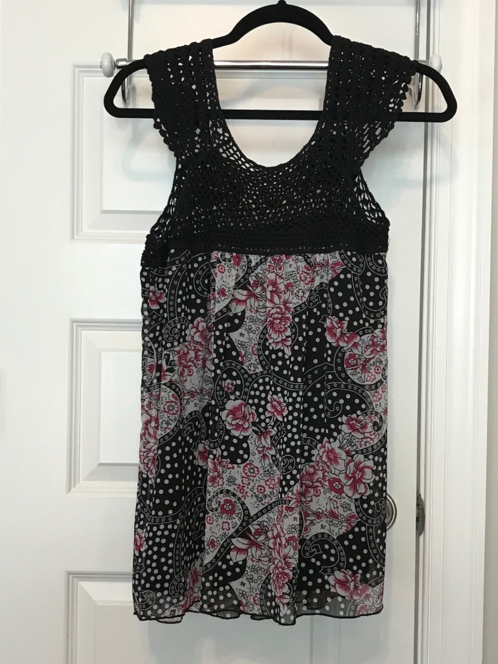 Three Pink Hearts sleeveless crocheted black lace topped floral tunic (XL)